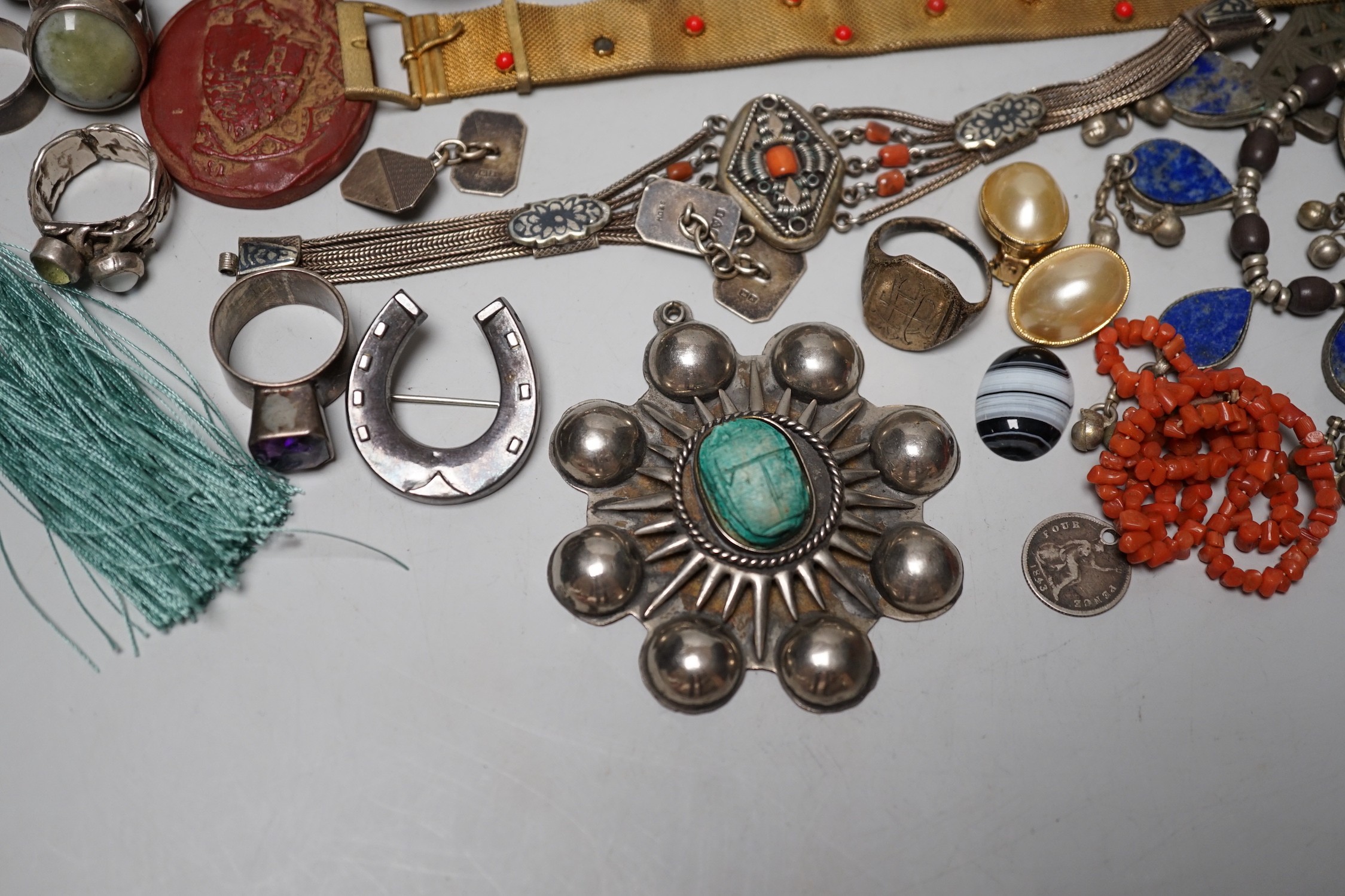 Assorted jewellery including Victorian pinchbeck guard chain, enamelled bracelet, sterling brooch etc.